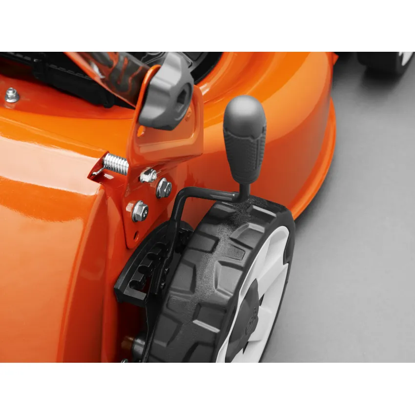 Косачка Husqvarna LC151 - Мощна бензинова самоходна косачка с 51 см ширина на косене