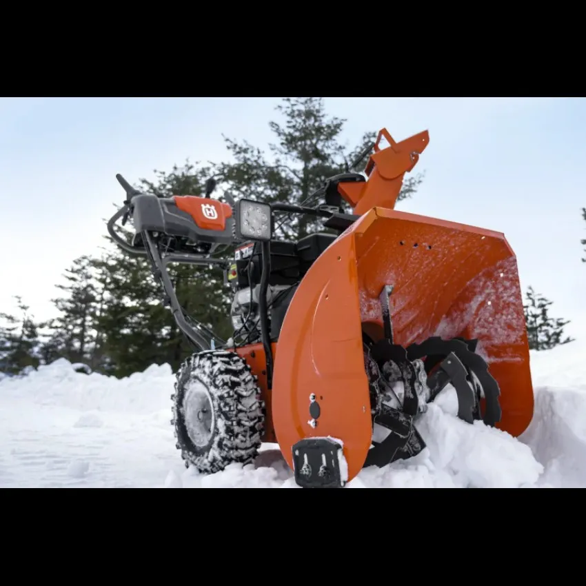 Снегорин Husqvarna ST230 - Мощен двустепенен снегорин с 4-степенни дръжки, LED фар и електрически стартер за големи площи