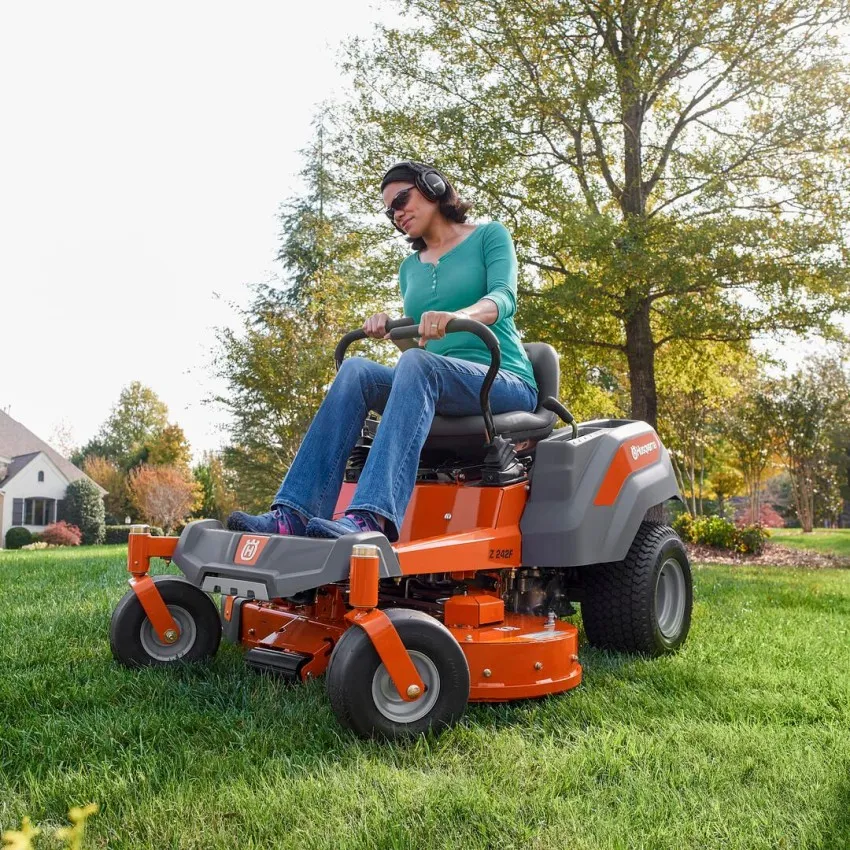 Husqvarna Z242F - Професионална косачка с нулев радиус на завиване, 42 инча (107 см)
