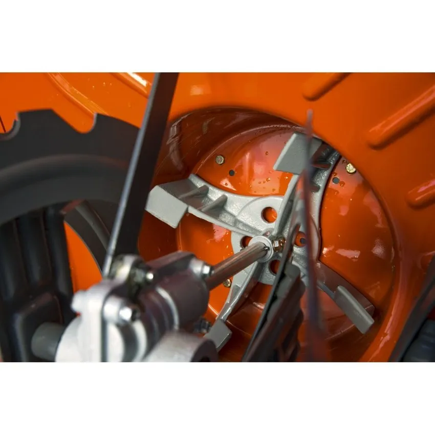 Снегорин Husqvarna ST230 - Мощен двустепенен снегорин с 4-степенни дръжки, LED фар и електрически стартер за големи площи