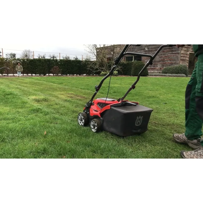 Husqvarna S138i Акумулаторен Аератор и Скарификатор - 38 см, 900W