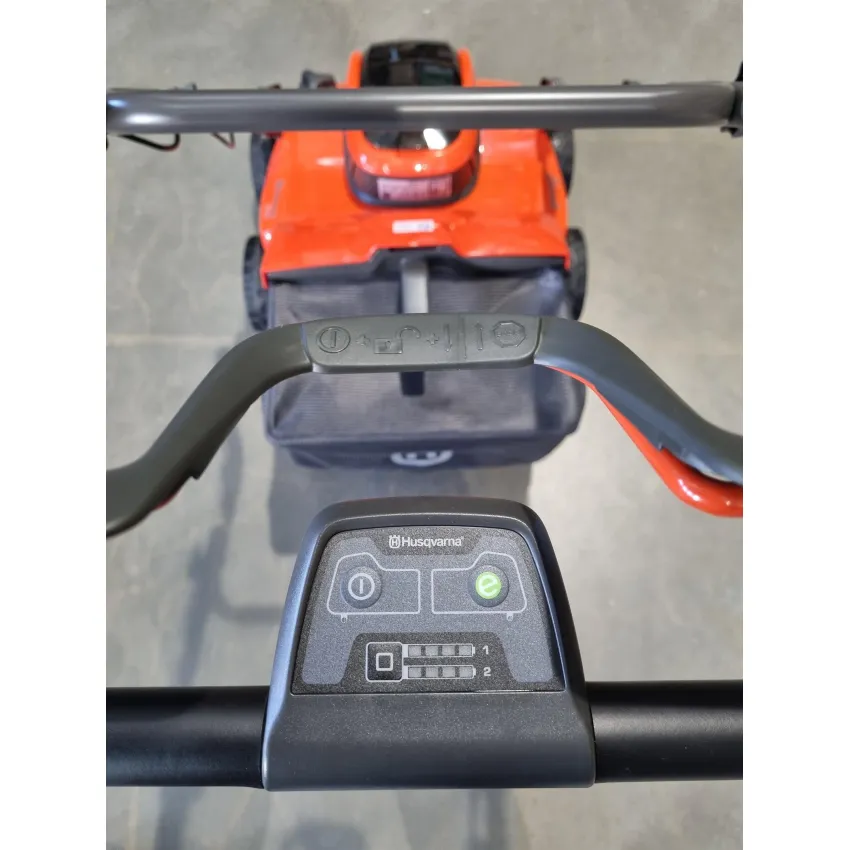 Husqvarna S138i Акумулаторен Аератор и Скарификатор - 38 см, 900W