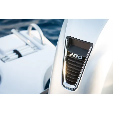 Honda Двигател BF 200D XCDU БЯЛ 200 к.с, екстра дълъг ботуш, електрически стартер, електронно дистанционно управление, електрохидравлично регулиране на наклона, обратна посока на движение на пропелера, 60А генератор
