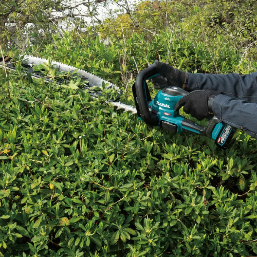 Професионален акумулаторен храсторез Makita UH021GZ, XGT, 40 V, 60 см, без батерия и зарядно + ПОДАРЪК термос Makita