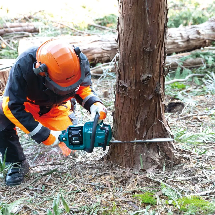 Професионална акумулаторна резачка за дърва Makita UC026GZ, XGT, 40 V, 40 см, без батерия и зарядно + ПОДАРЪК Комплект за заточване на вериги Makita