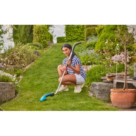 GARDENA Акумулаторна ножица за трева ClassicCut Li 09886-20 с ръкохватка и колела - Комплект