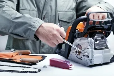Техник извършва гаранционен ремонт на машина Husqvarna